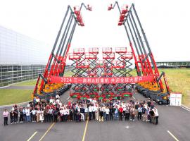 一百分翻譯服務(wù)助力“全球大客戶峰會(huì)”：多語(yǔ)種接力同傳，確保會(huì)議無(wú)縫溝通