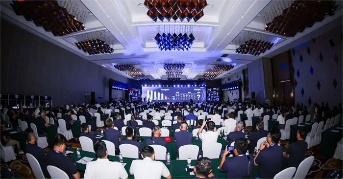 一百分翻譯服務(wù)助力“全球大客戶峰會(huì)”：多語種接力同傳，確保會(huì)議無縫溝通